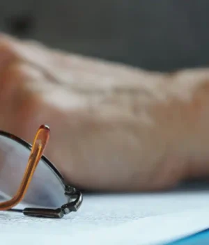 me reclaman una deuda de hace 20 años persona adulta con gafas y papeles de una deuda antigua pendiente de hace 20 años